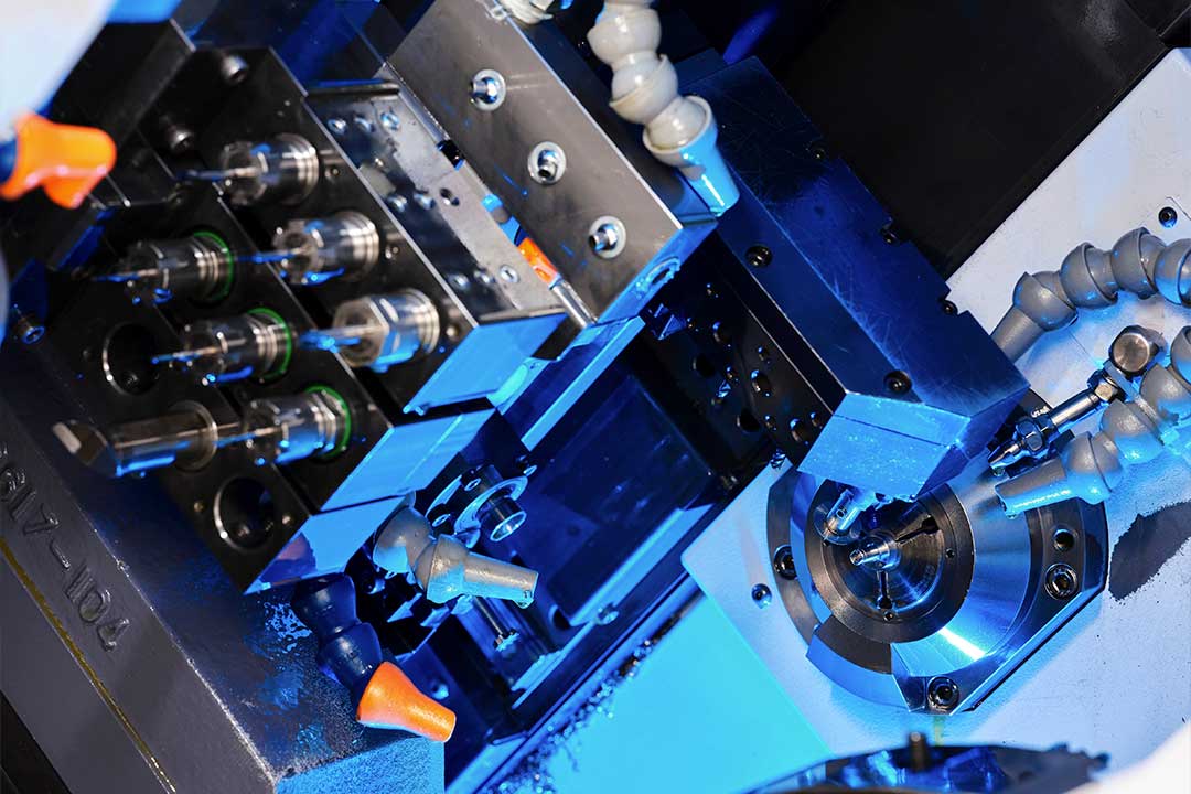 Mechanische Fertigung von Präzisionsdrehteilen auf Langdrehmaschinen bei Fredec AG