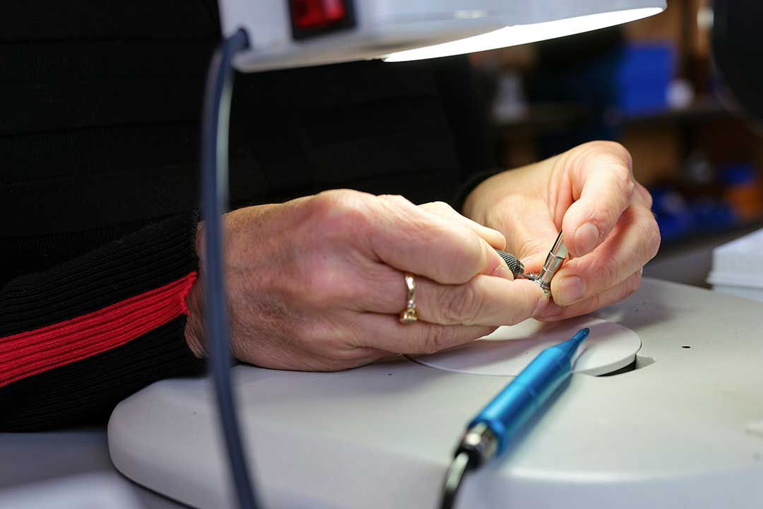 Manuelles Entgraten und Feinbearbeitung von Präzisionsteilen unter dem Mikroskop