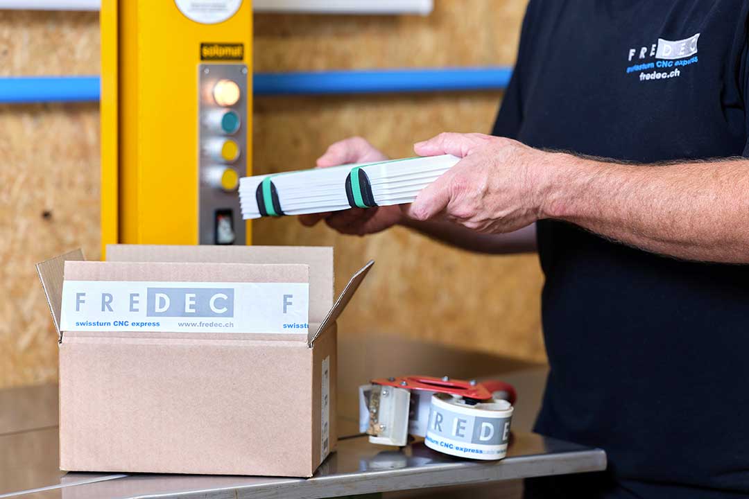 Industrielle Verpackung und Versand von Präzisionsteilen durch Fredec AG