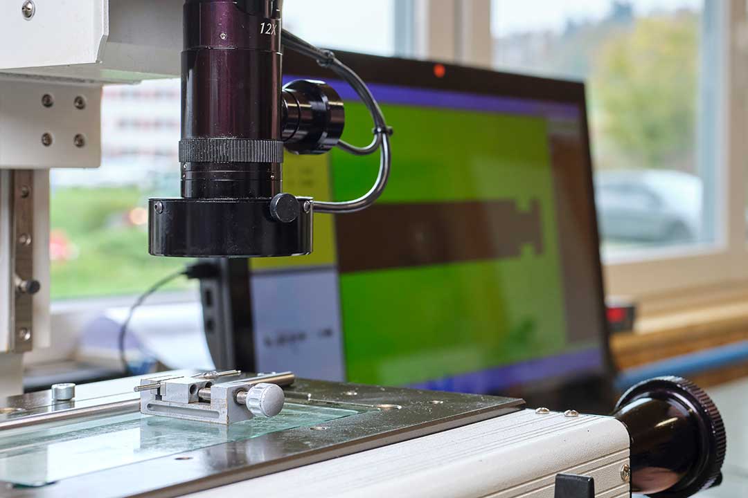 Präzisionsmessung mit modernen Messgeräten bei Fredec AG