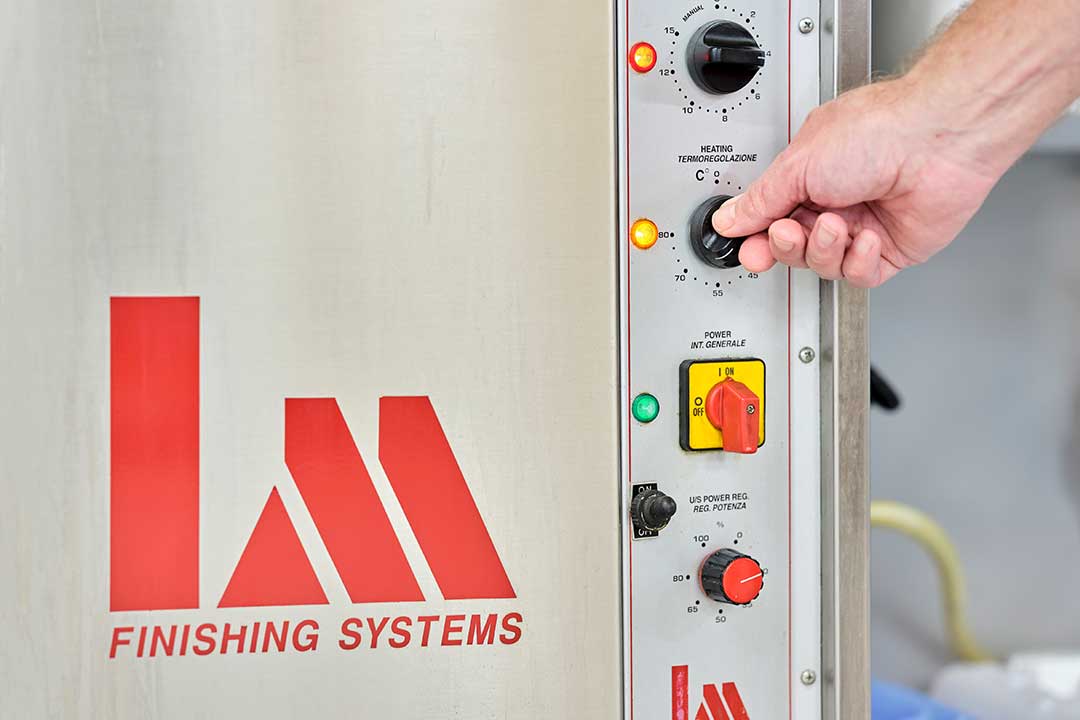 Industrielles Entfetten und Reinigen von Präzisionsteilen bei Fredec AG