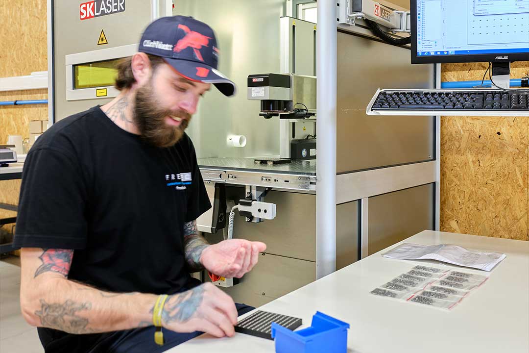 Laserbeschriftung von Präzisionsteilen nach Kundenspezifikation bei Fredec AG