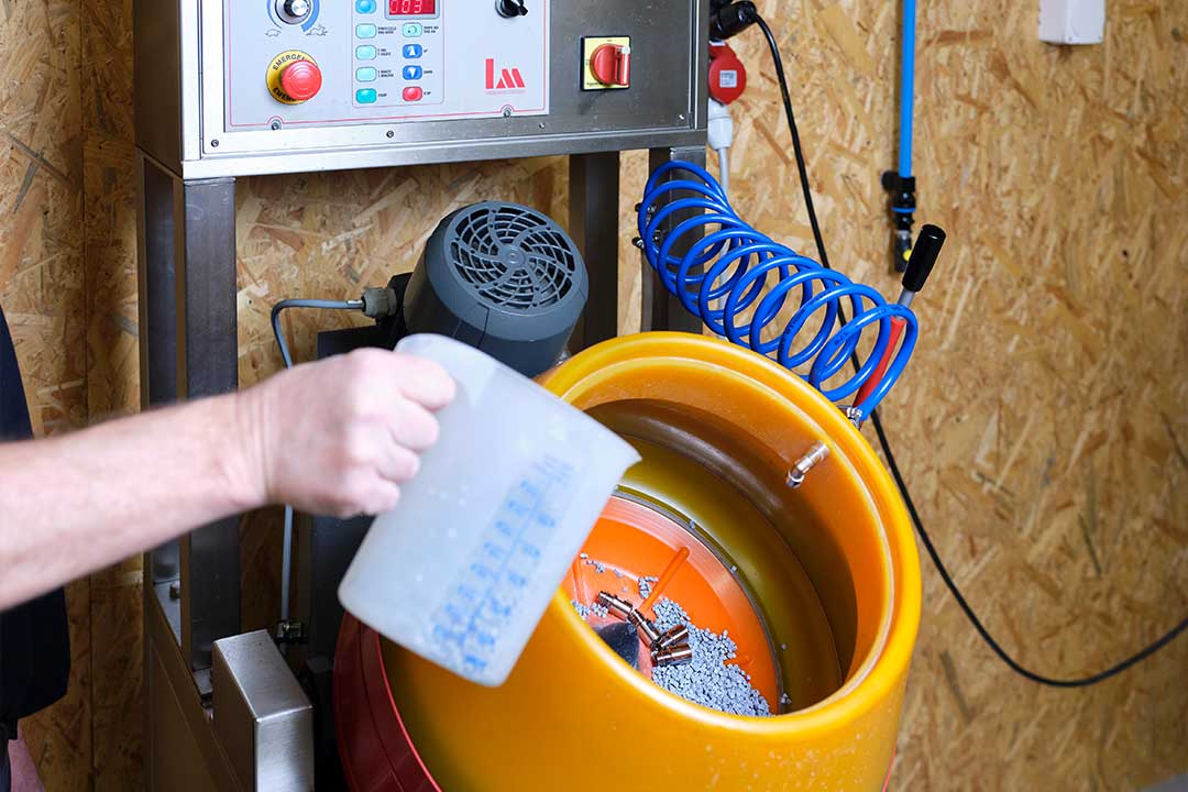 Maschinelles Trowalisieren zur Kantenverrundung und Oberflächenveredelung von Präzisionsteilen